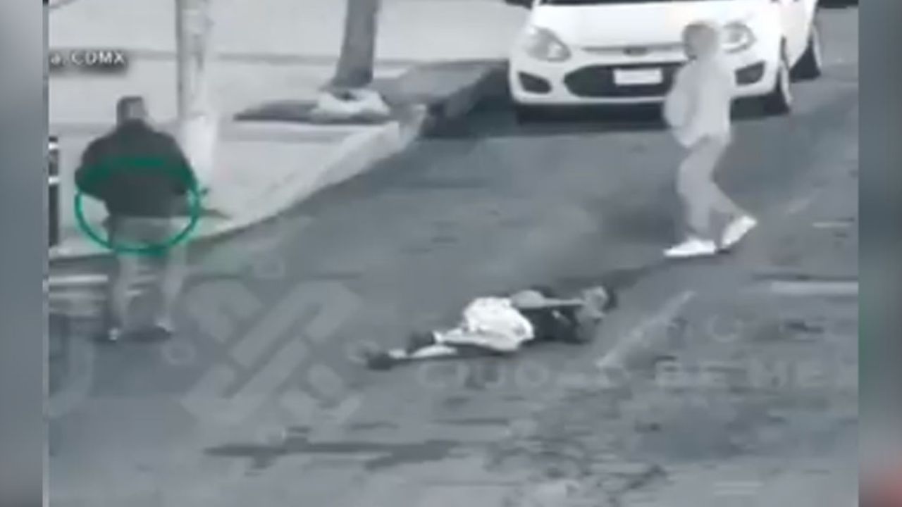 VIDEO: Ladrones dan paliza a 2 sujetos y les roban hasta los tenis en CDMX