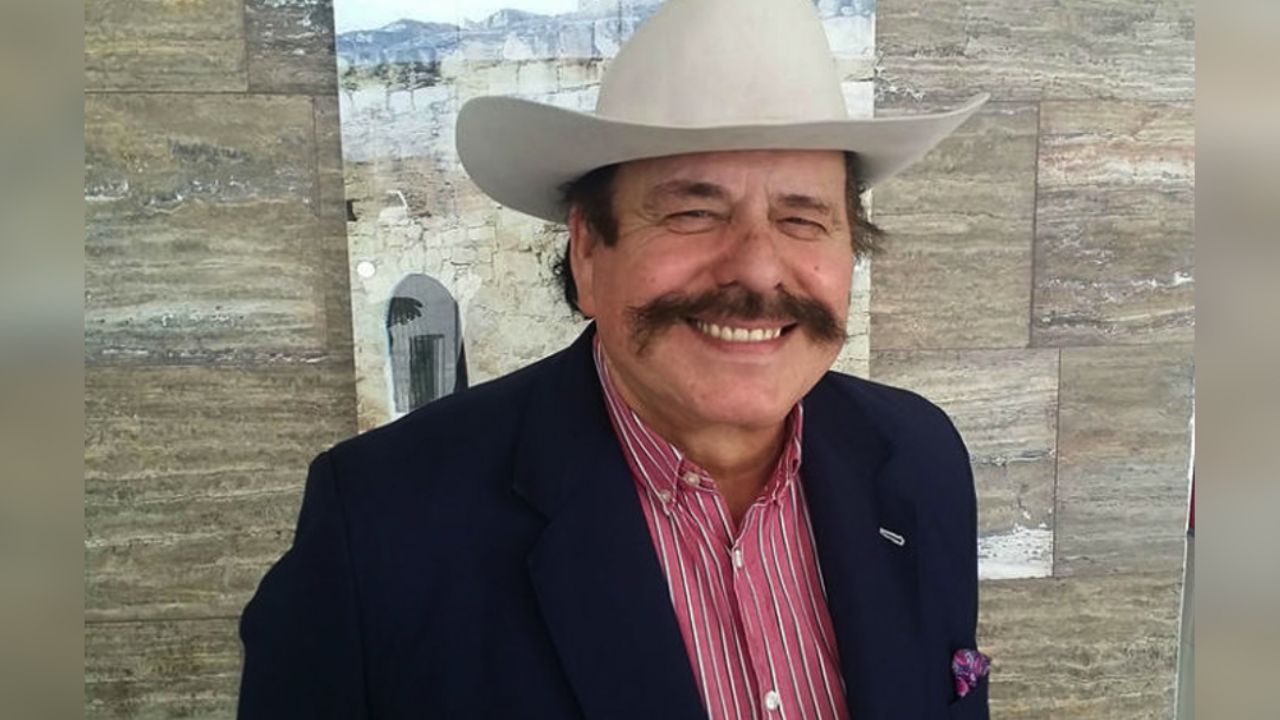 Senador de Morena presume foto desde el Super Bowl y las críticas no paran
