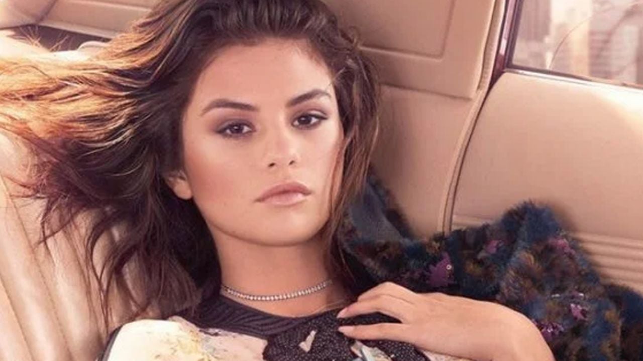 VIDEO: Selena Gomez levanta sus senos al realizar sensual truco en el camerino
