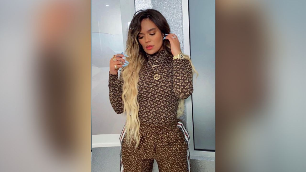 Karol G sorprende en redes sociales al presumir sus senos con sensual atuendo
