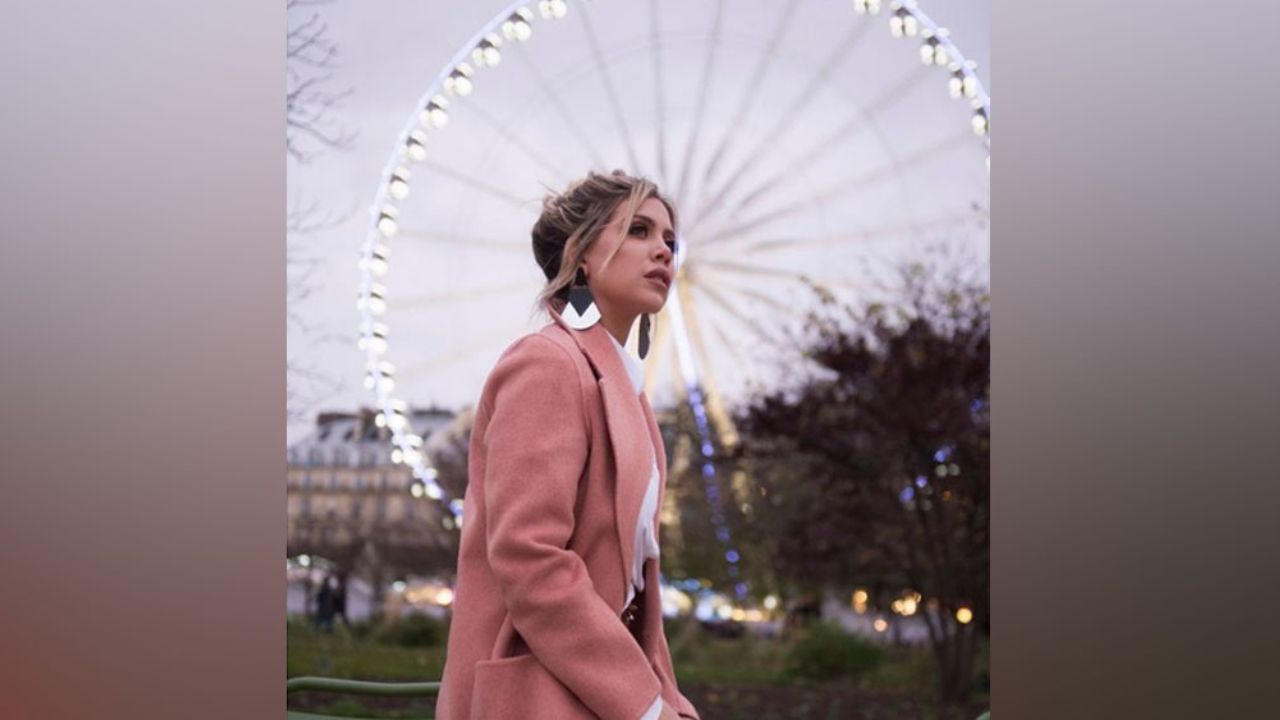 Wanda Nara casi enseña de más al posar en majestuoso vestido escotado