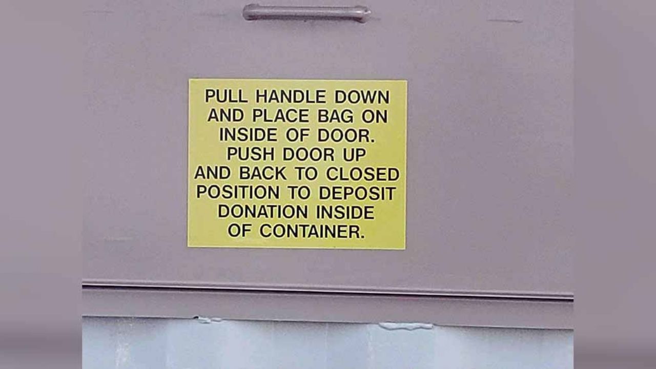 Policía halla a hombre sin vida atorado en contenedor para donaciones de ropa