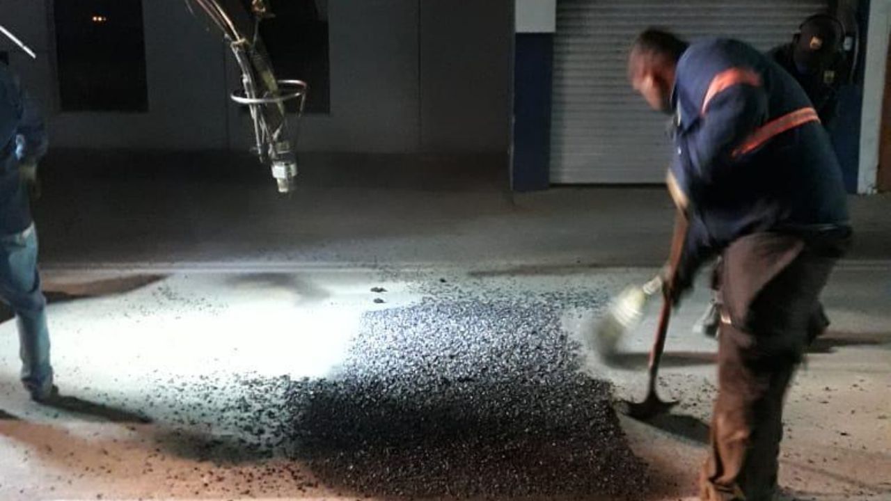 Para evitar caos vial, reparan calles del centro de Hermosillo durante las noches