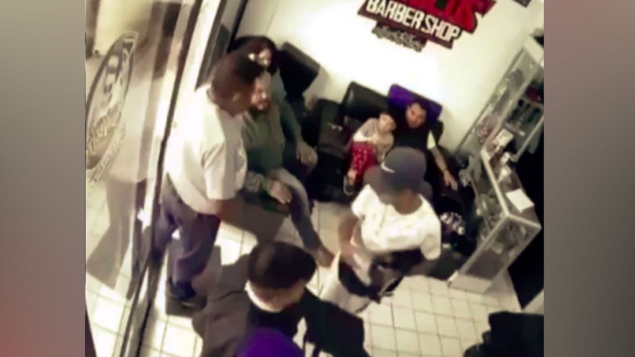 Le roban hasta al niño: Asaltan barbería en cuestión de segundos en CDMX