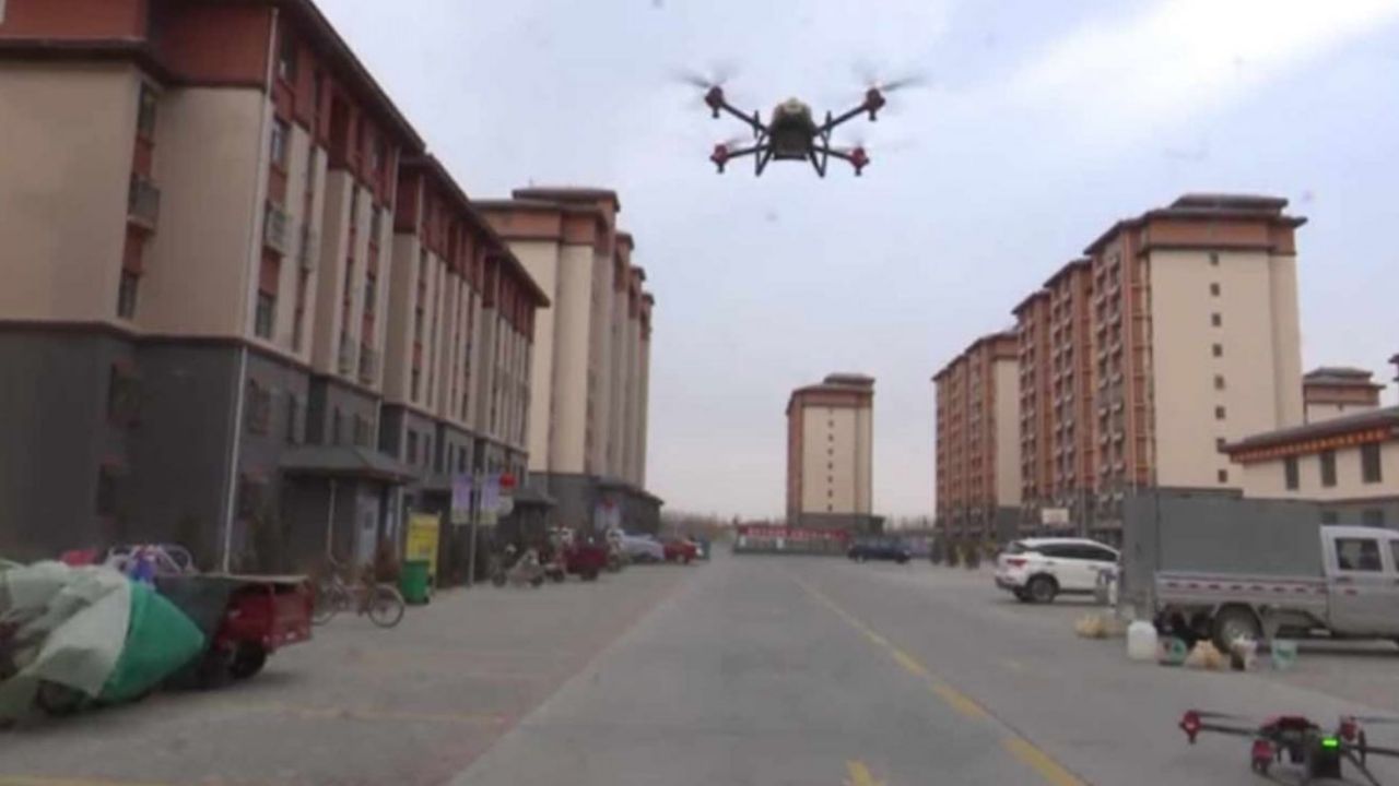 (VIDEO) Coronavirus: Drones regañan y esterilizan por epidemia en China