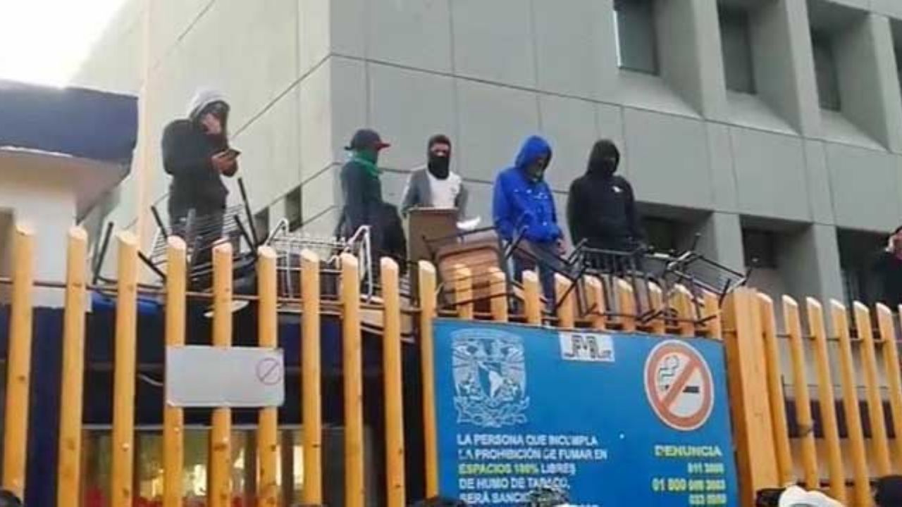 UNAM, tomada momentánemante por un grupo de encapuchados