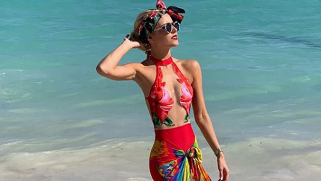 Tania Ruiz, novia de Peña Nieto, presume minicintura con entallado atuendo