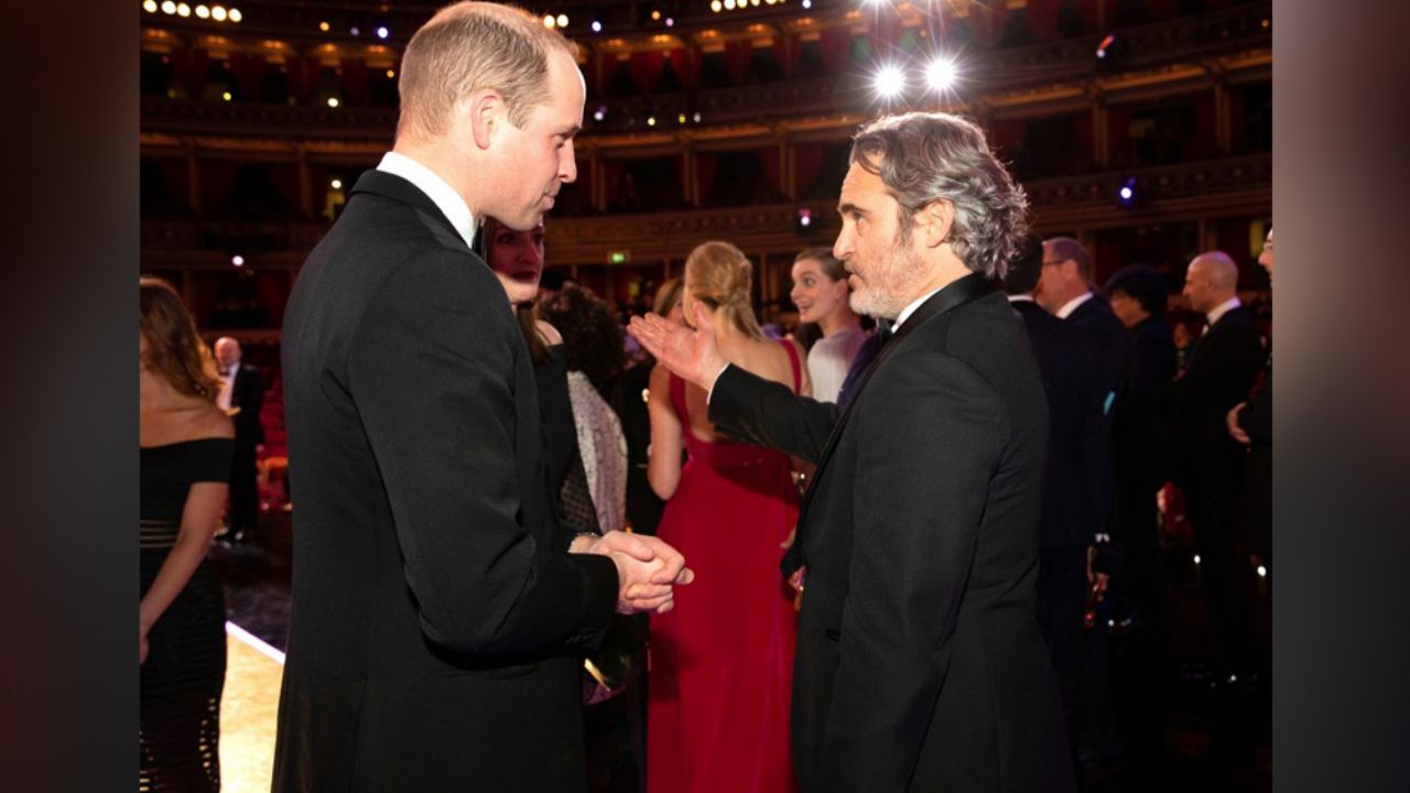 Joaquin Phoenix hace reverencia al Príncipe William; él alaba su actuación