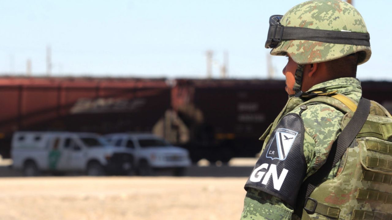 VIDEO: Guardia Nacional, humillada en Michoacán; los reciben a ‘huevazos’