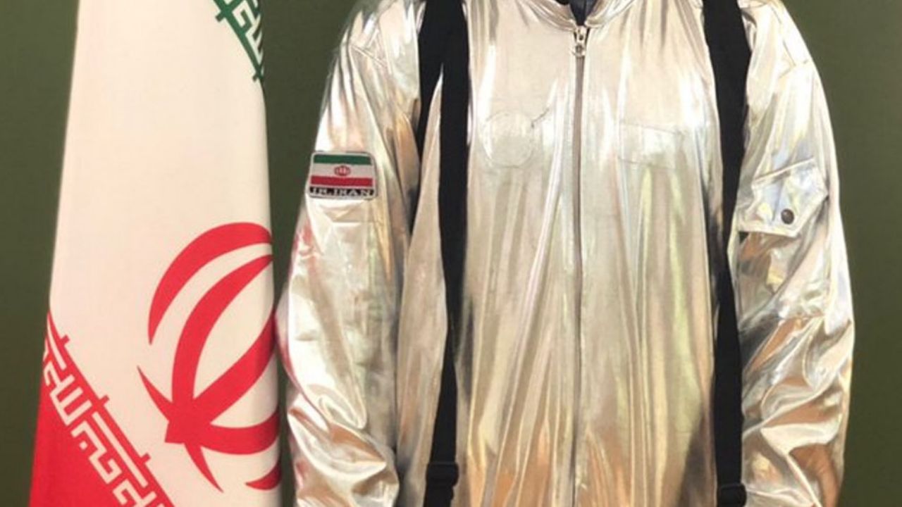 Irán presume nuevo traje espacial pero se vende como disfraz para niños