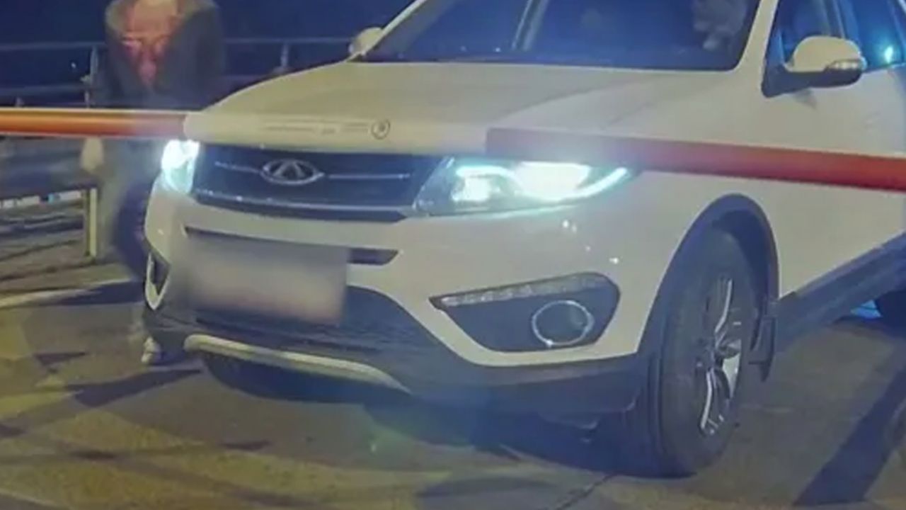 Mujer huye sin pagar estacionamiento; rompe pluma de acceso en Rusia