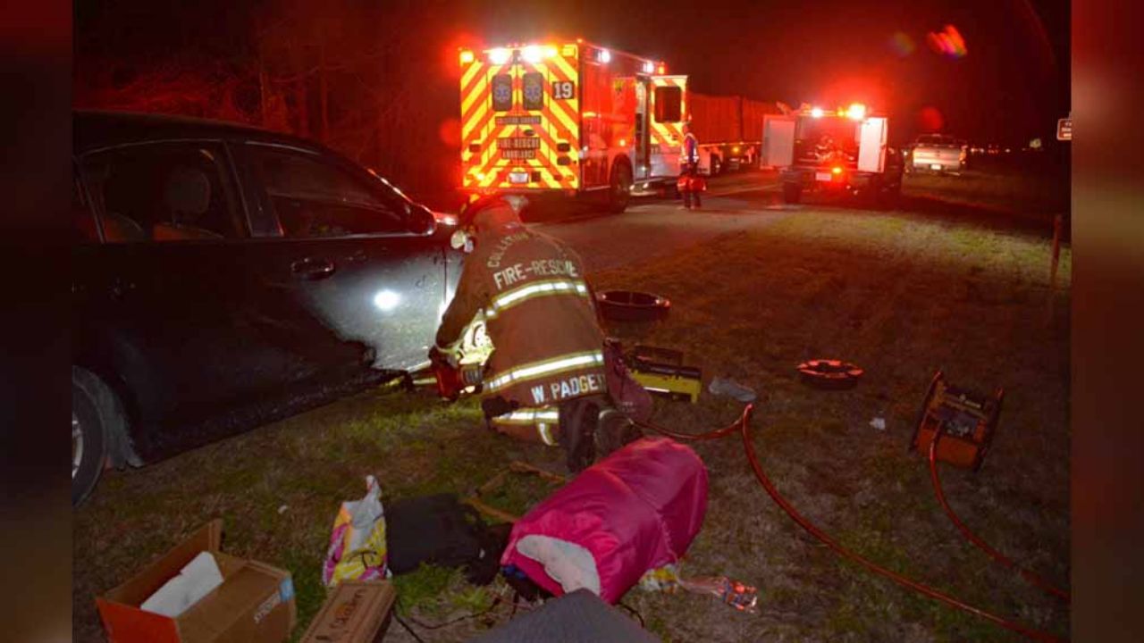 Mujer llama al 911 con un pie; sus manos quedaron aplastadas al cambiar llanta