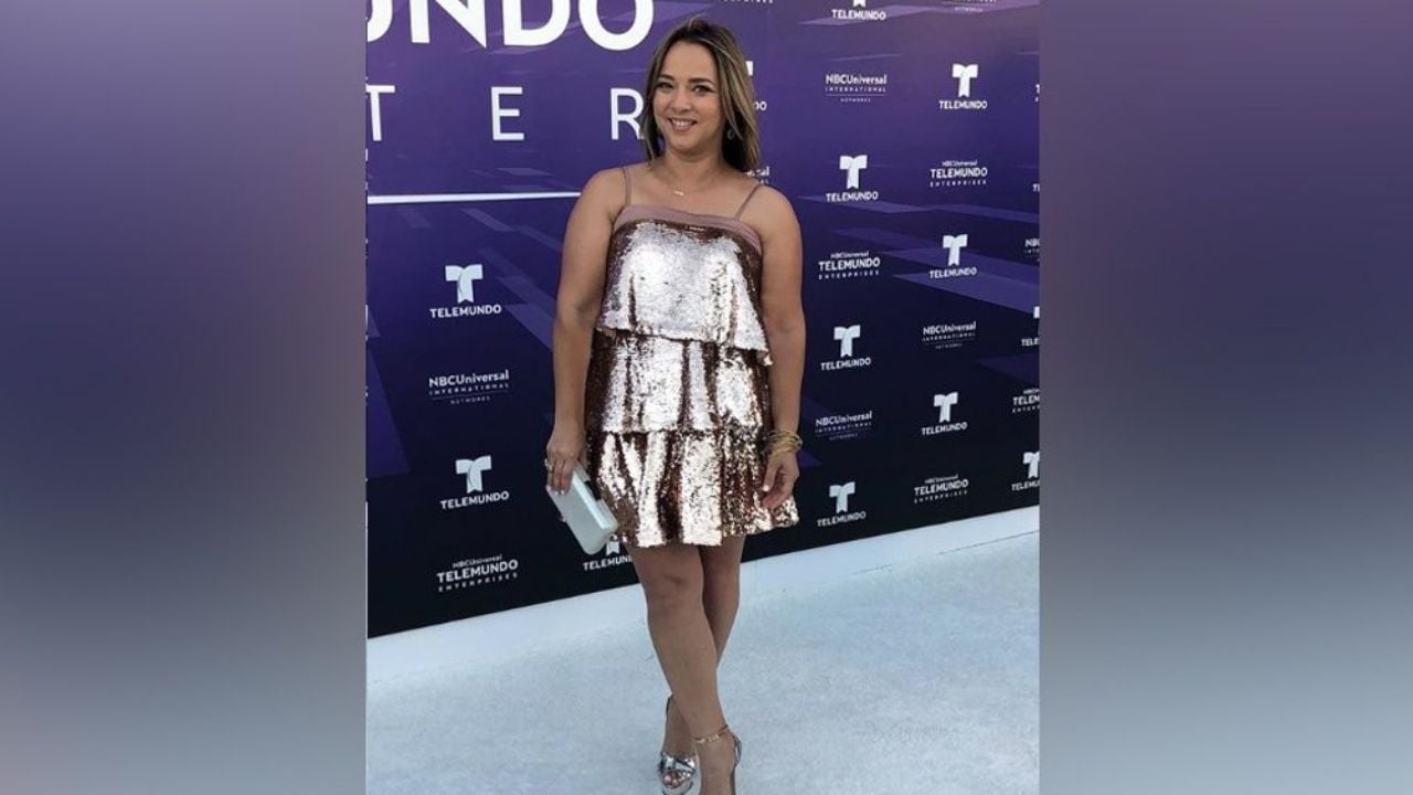 Adamari López causa revuelo con blusa transparente y minifalda de infarto
