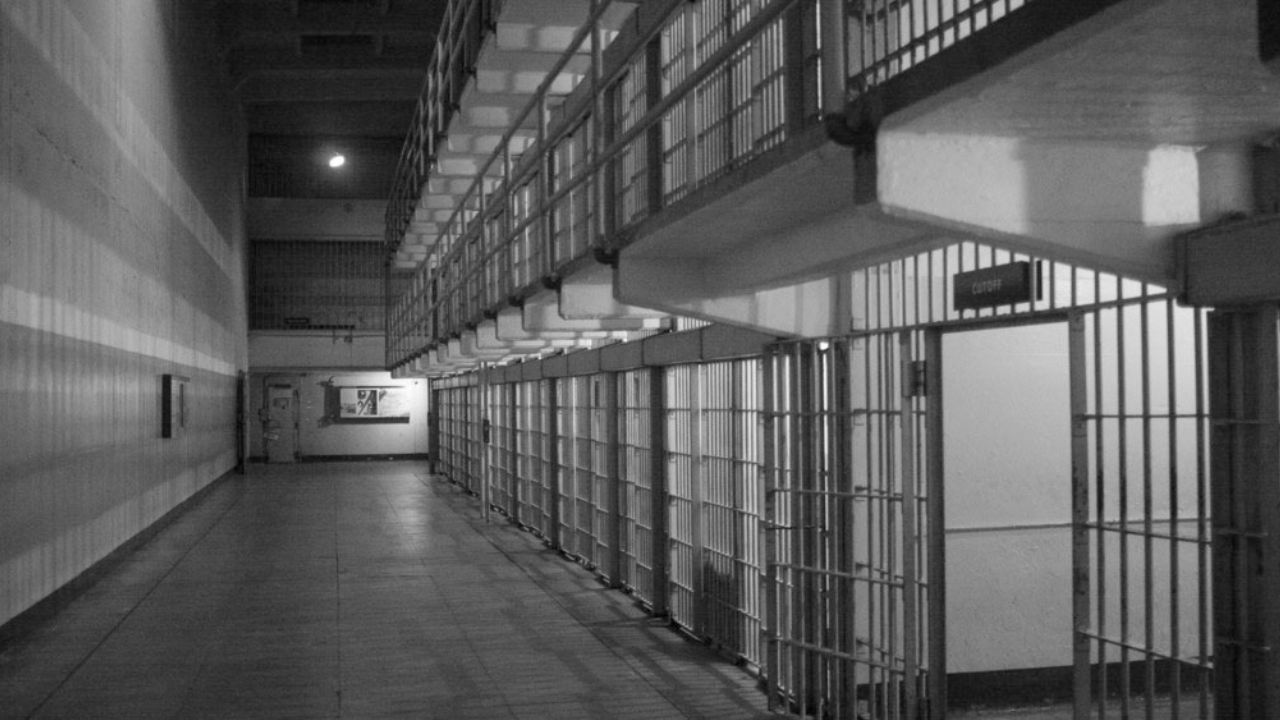 Podrían elevar las penas de cárcel a quienes extorsionen a adultos mayores