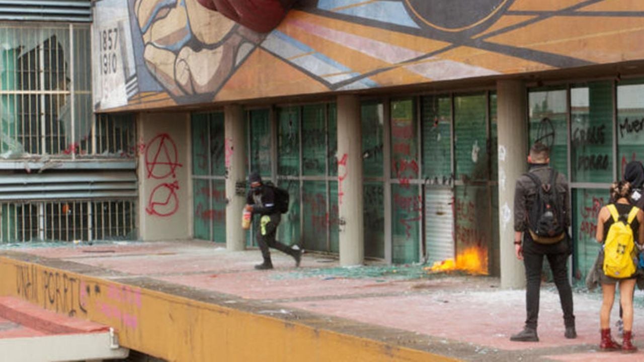 FOTOS: Encapuchados realizan actos vandálicos en rectoría de la UNAM