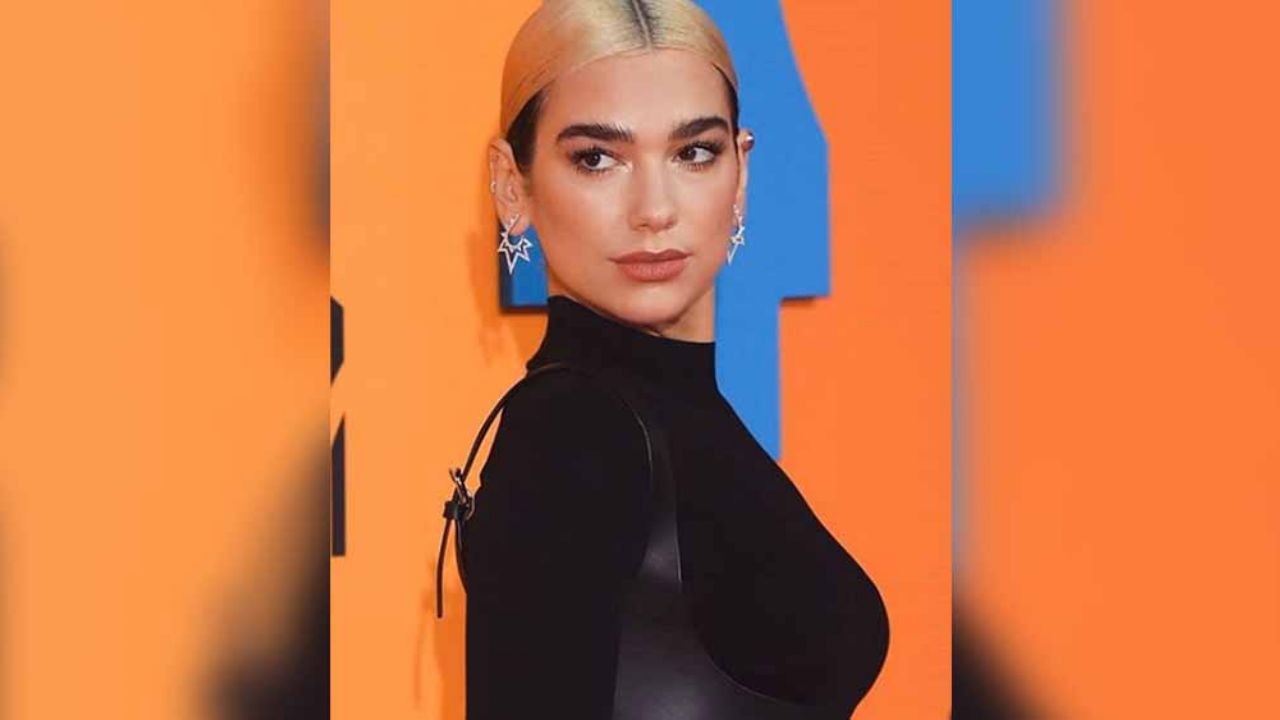 Dua Lipa detiene el tráfico de Londres al lucir su figura en minivestido