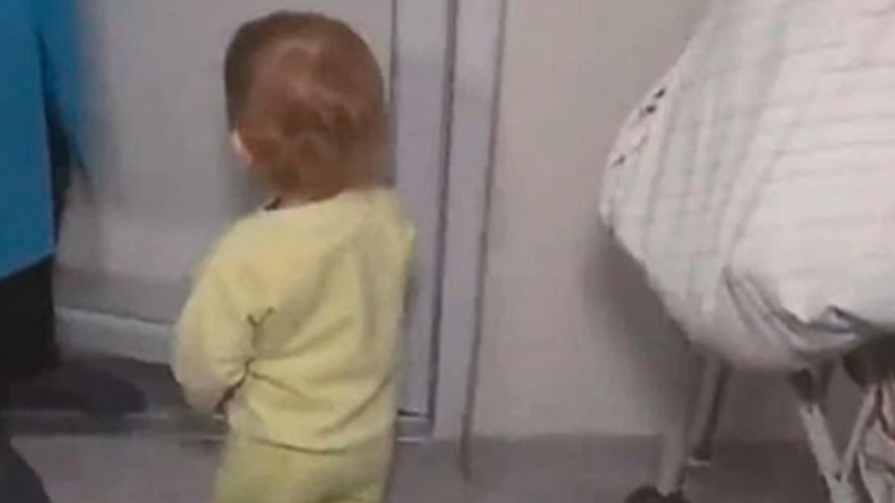 Bebé es abandonada por sus padres; la encuentran con biberón lleno de vodka