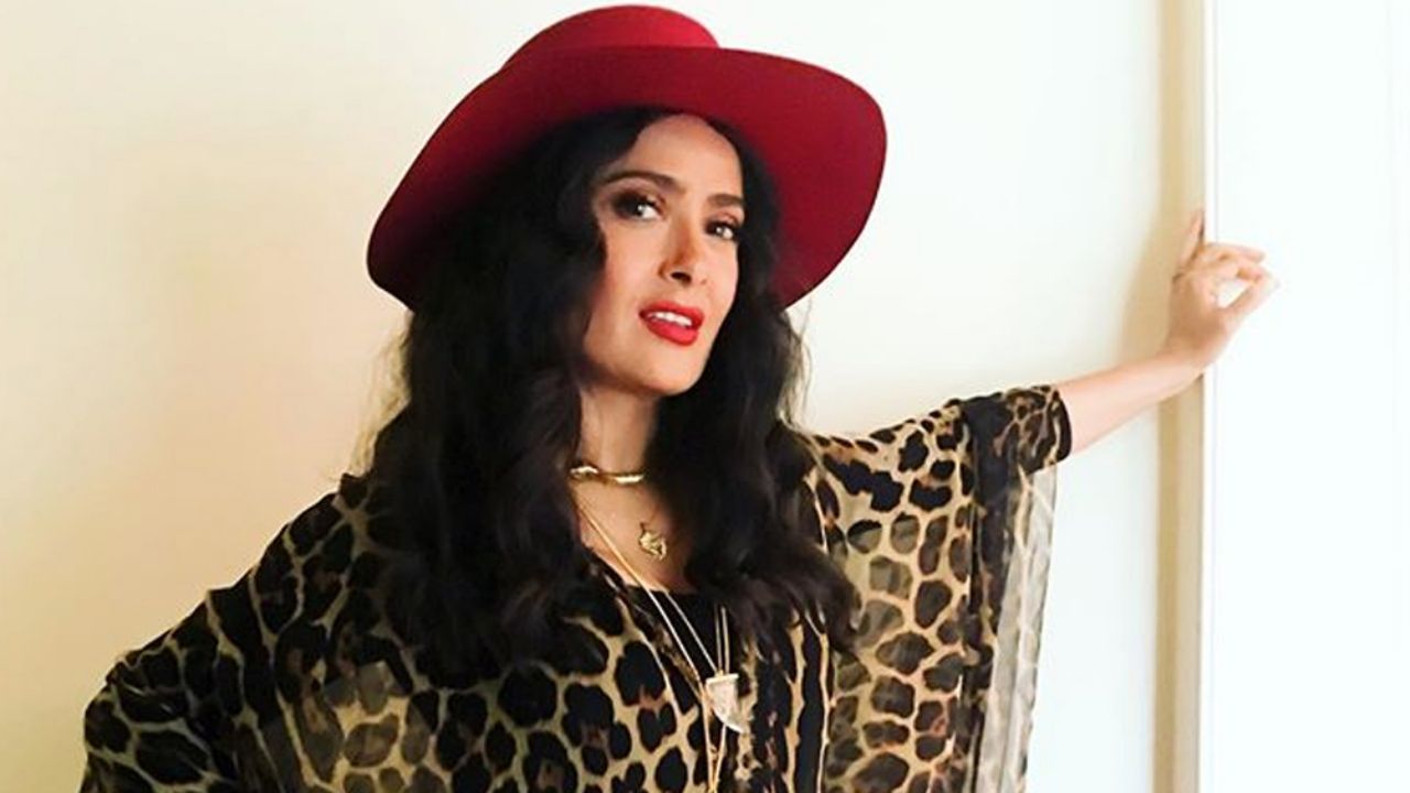 VIDEO: A sus 53 años, Salma Hayek impacta con tremendo escote