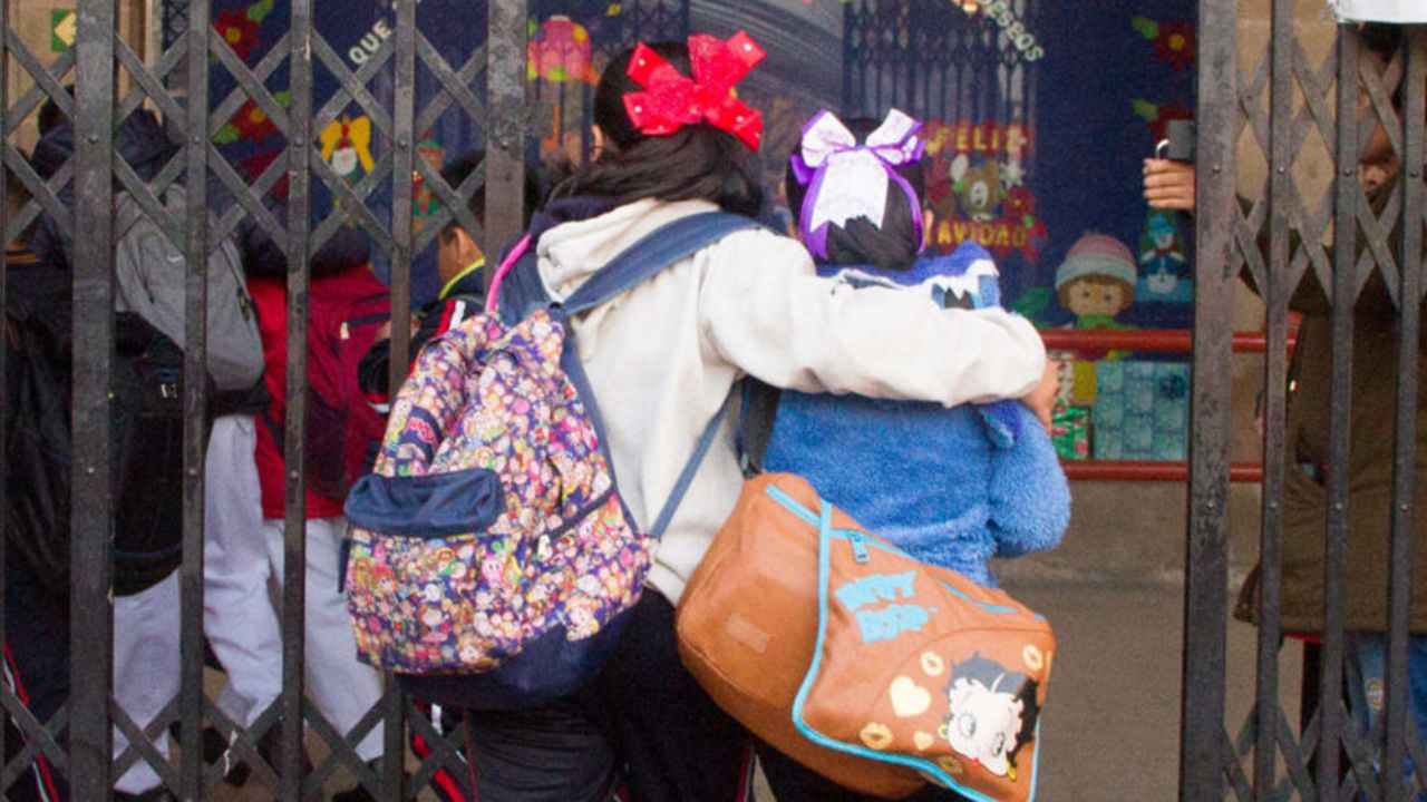 Padres impiden a directora entrar a escuela por miedo al coronavirus