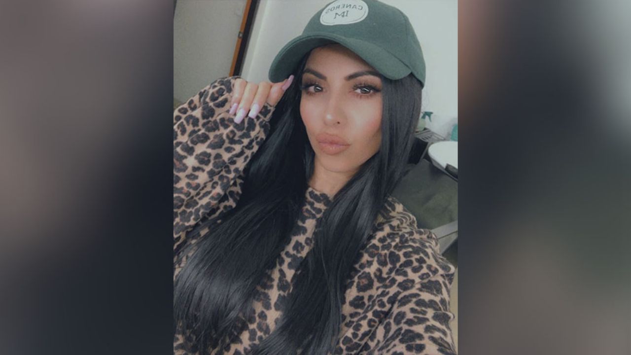 Con sexy atuendo de los 90, Jimena Sánchez resalta sus caderas