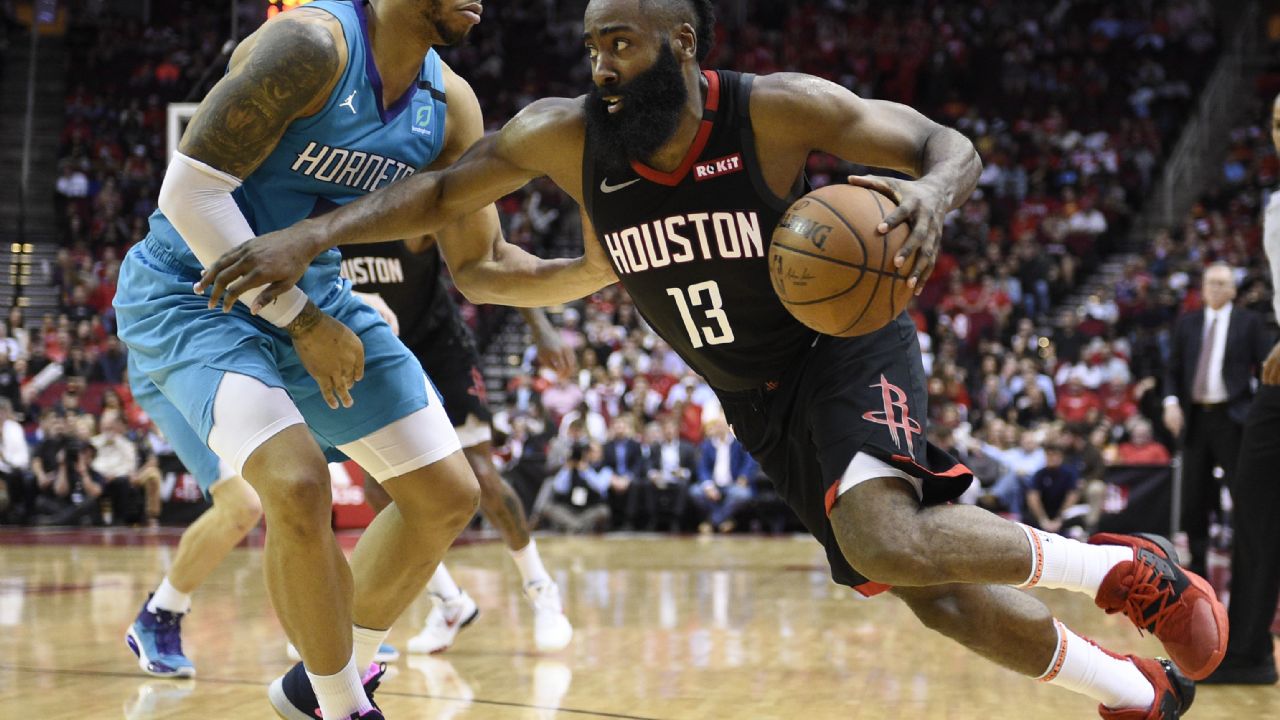 Rockets doblegan a Hornets, en noche mágica de Harden con 40 puntos