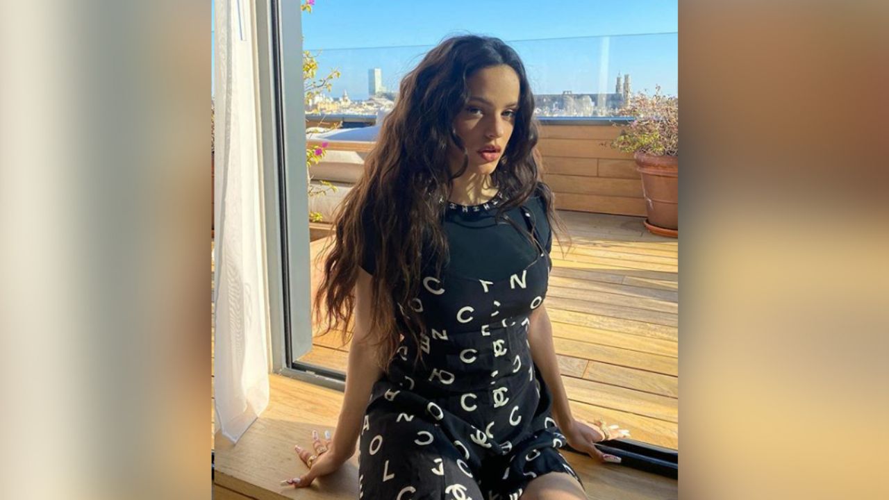 Rosalía nuevamente enamora en Instagram con coqueto conjunto