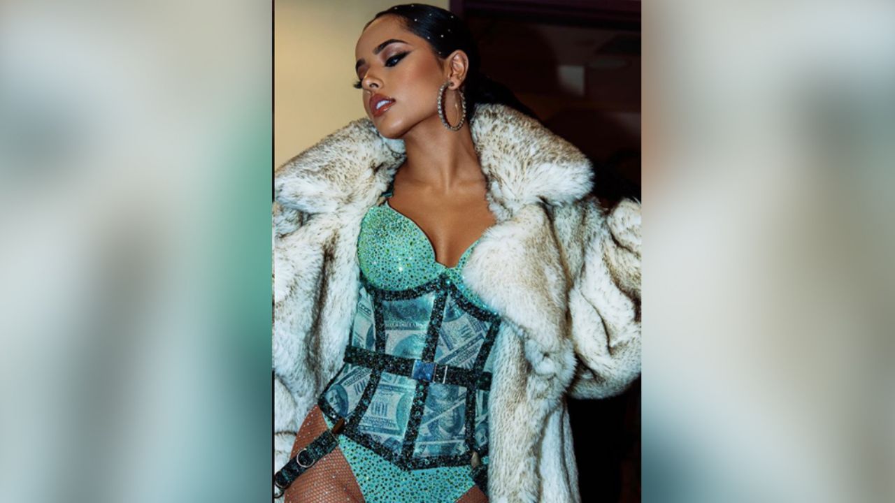 Becky G ‘revienta’ las redes al posar sensualmente con Carlos Rivera