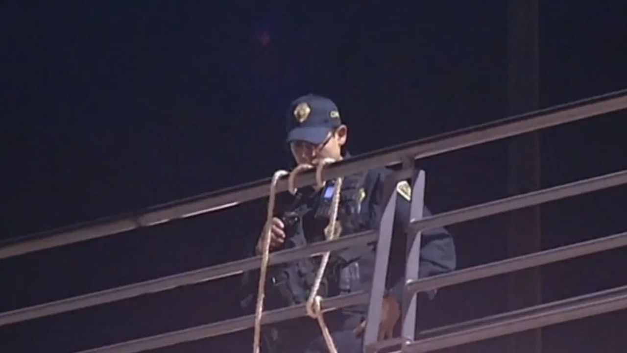 (VIDEO) Terror en CDMX: Descubren a hombre colgado de puente peatonal
