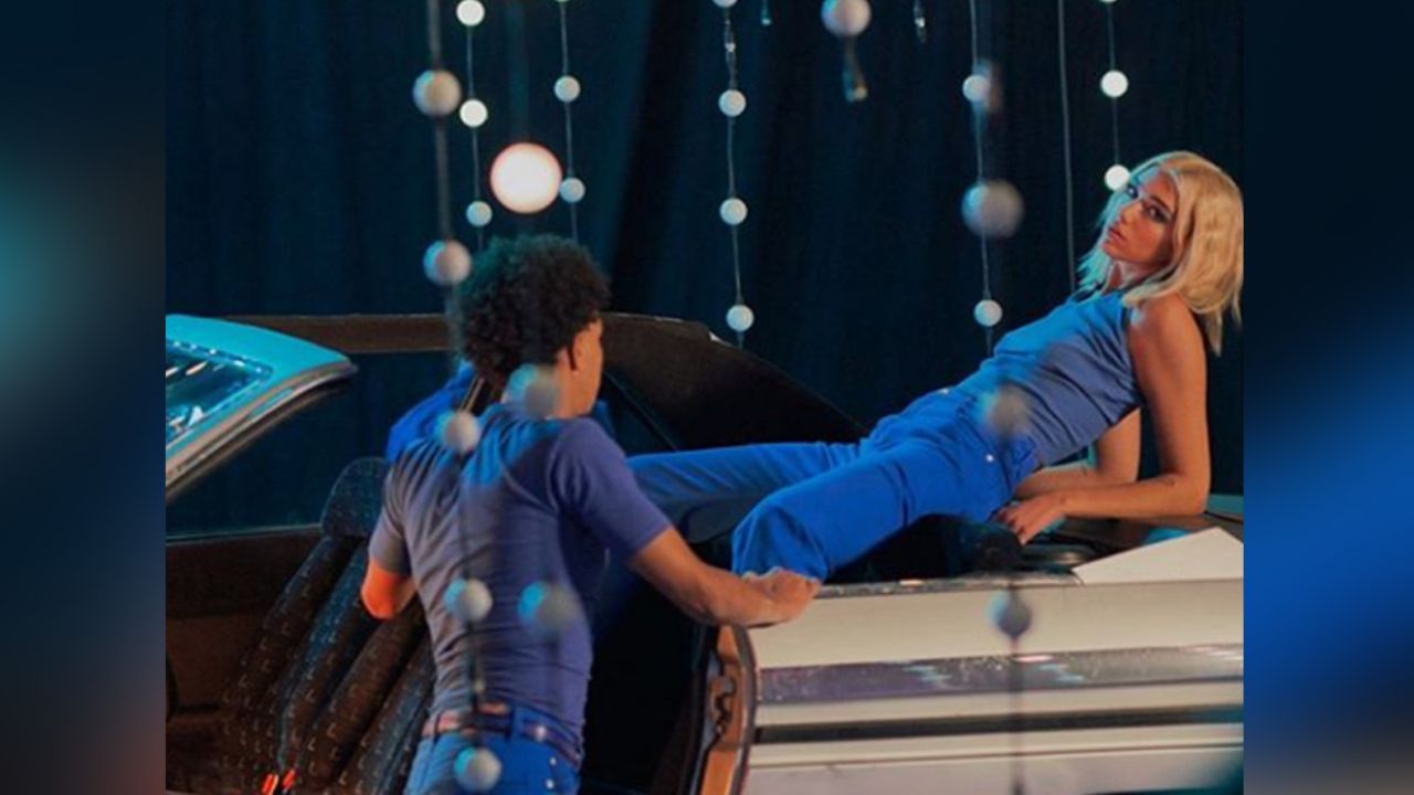 ¡Qué atrevida! Dua Lipa enciende a fans al casi mostrar de más en mini falda