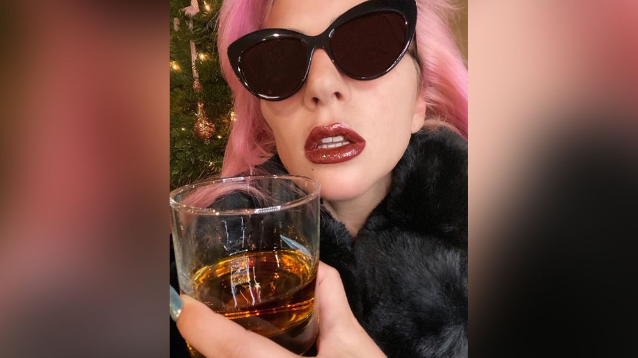 “Mi reina”: Lady Gaga enamora con llamativo traje plateado y su cabello azul