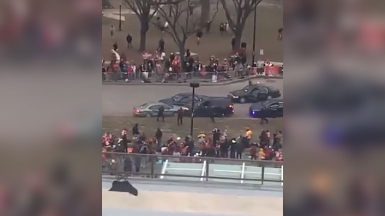 Conductor es detenido en medio de la ruta del desfile que harán los Chiefs