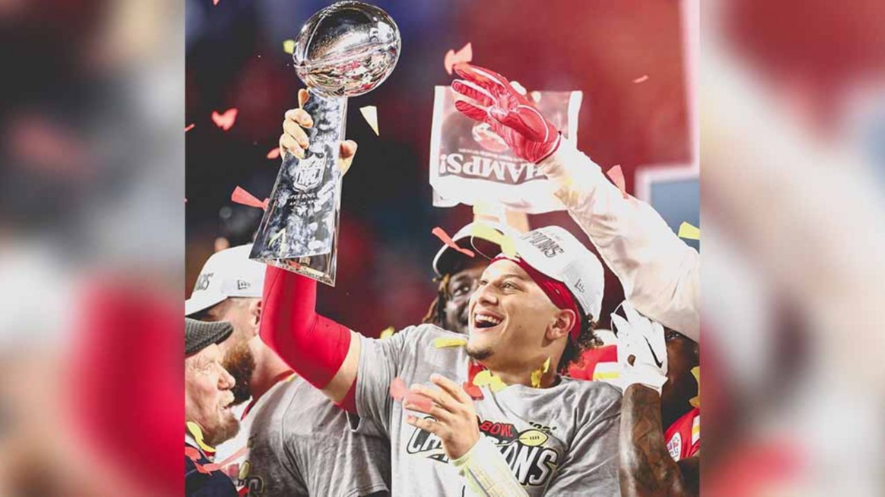 VIDEO: Jugador de los Chiefs detiene desfile, va al baño y luego saluda a fans