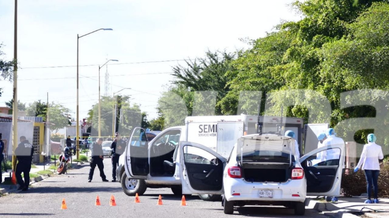 Gatilleros rafaguean taxi y asesinan a hombre; dos personas resultan heridas