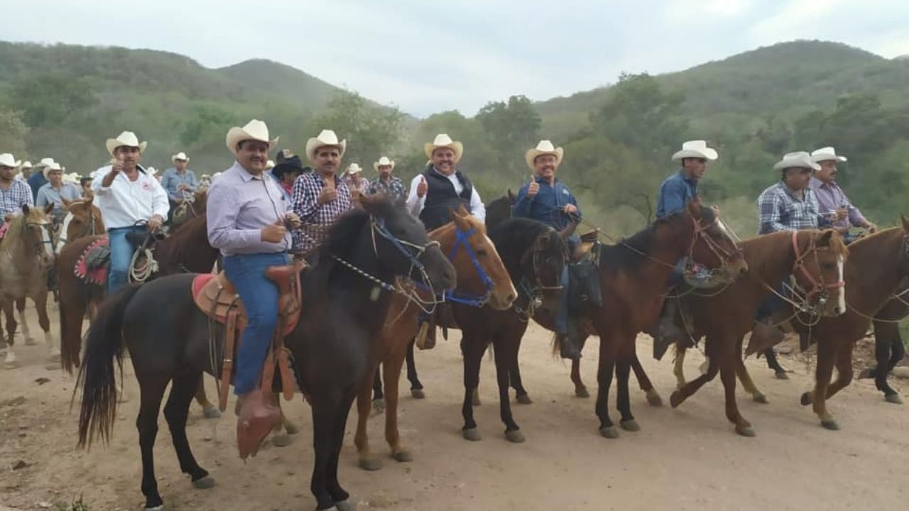 Vecinos del Mocuzarit hacen cabalgata en honor a Virgen de la Candelaria