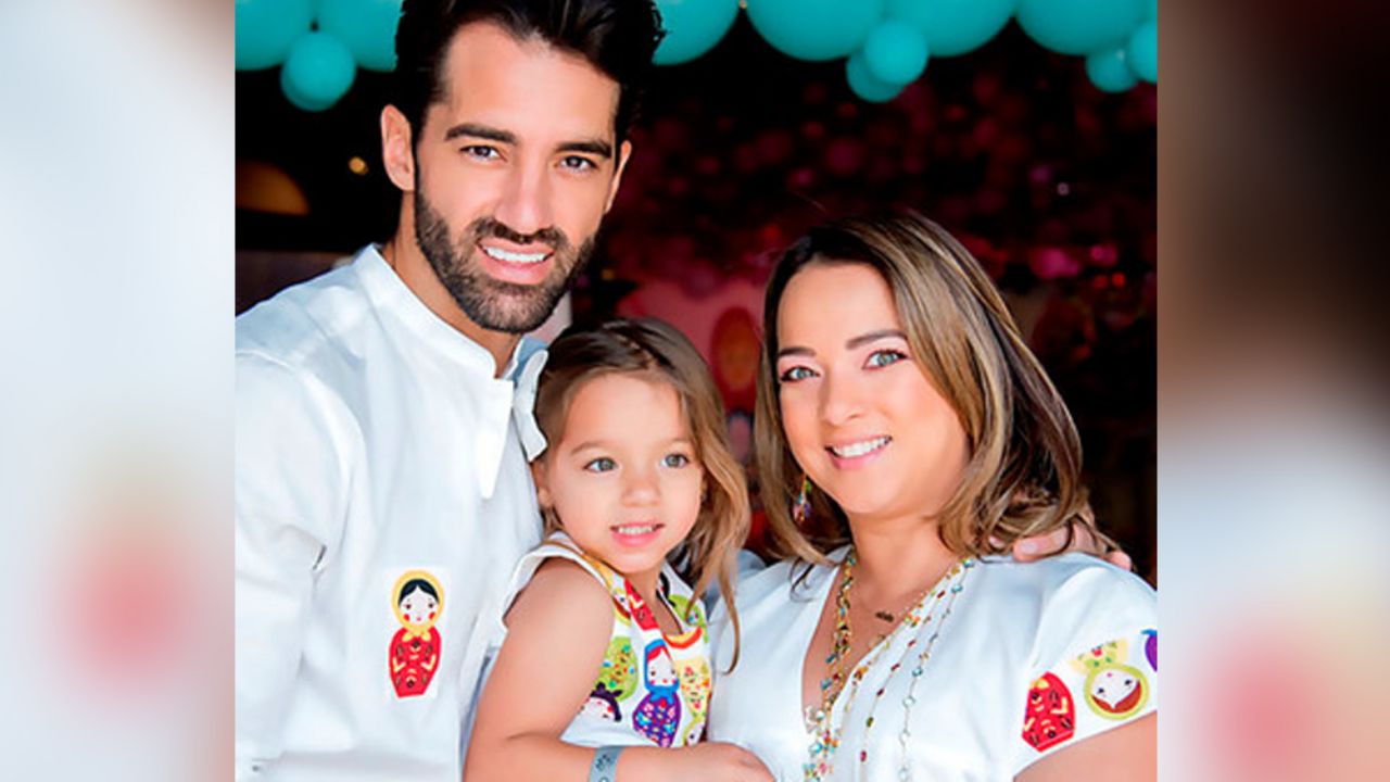 Prometido de Adamari López despierta críticas por besar a su hija en los labios