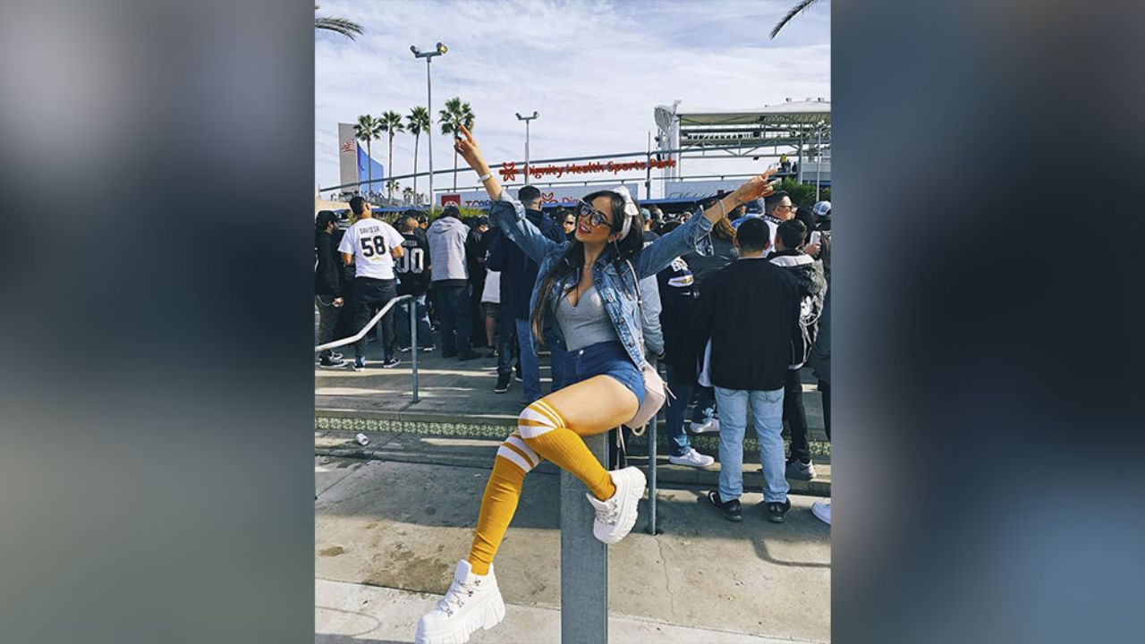 Caeli deleita la pupilas de seguidores al pasear por el bosque en leggings