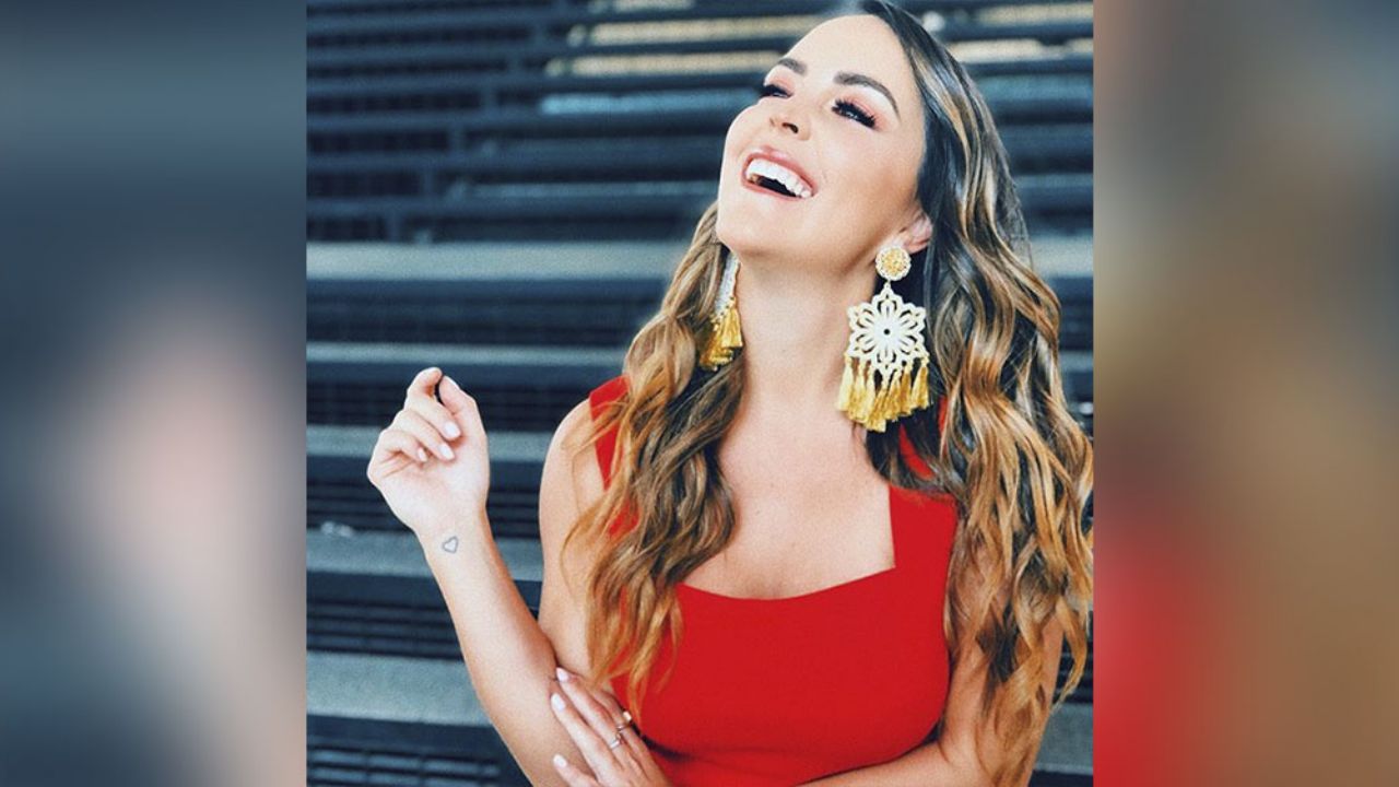 Acostada en la arena, Patty López de la Cerda cautiva en diminuto bikini