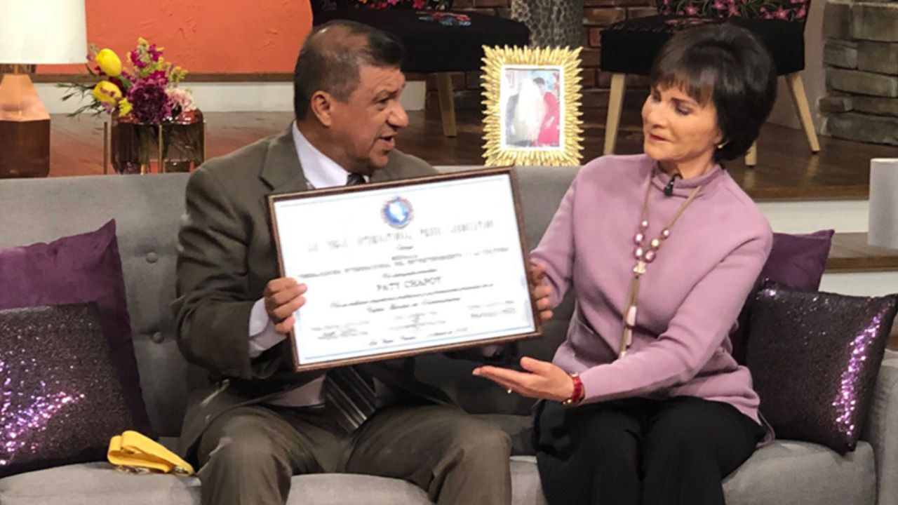 En ‘Ventaneando’, entregan placa a Pati Chapoy… ¡con error en su nombre!