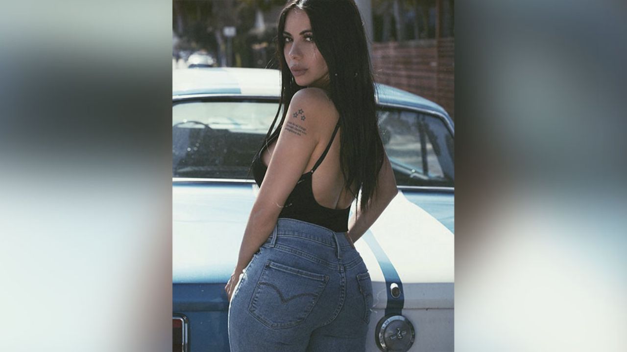 Jimena Sánchez luce sus curvas en holgado ‘outfit’ junto al bosque