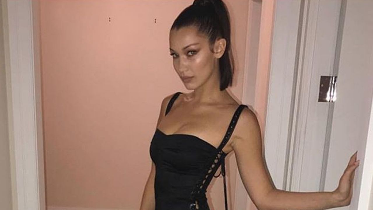 Modelo Bella Hadid se divierte en la playa con sexy bikini de leopardo