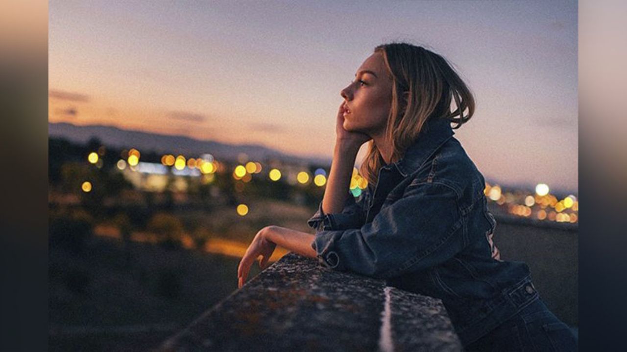 Frente al espejo, Ester Exposito resalta sus curvas en top de cuero