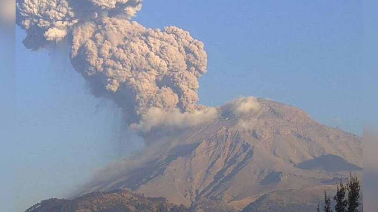 Fuerte explosión del Popocatépetl con emisión de ceniza atemoriza a Puebla