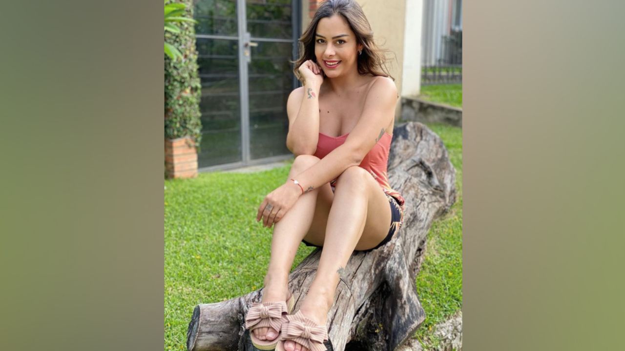 Con sensual pose, Larissa Riquelme desata bajas pasiones en traje de baño