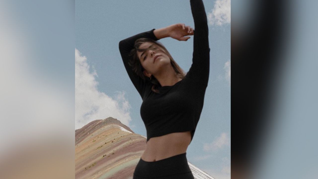 Hija de Mariana Levy resalta su belleza al nadar sin traje de baño