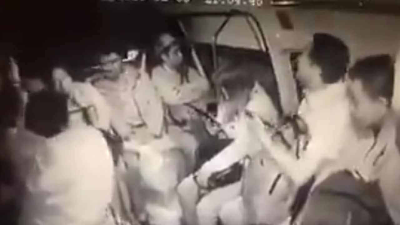 (VIDEO) “¿Estás con ellos o qué chofer?”: Ladrones asaltan combi en Iztapalapa