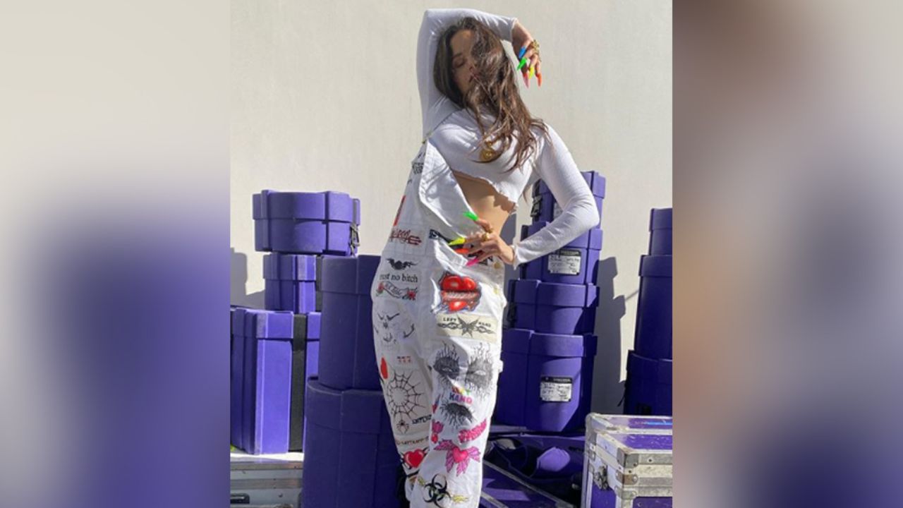 En modo diva y con ajustado palazo, Rosalía enamora con sensual figura