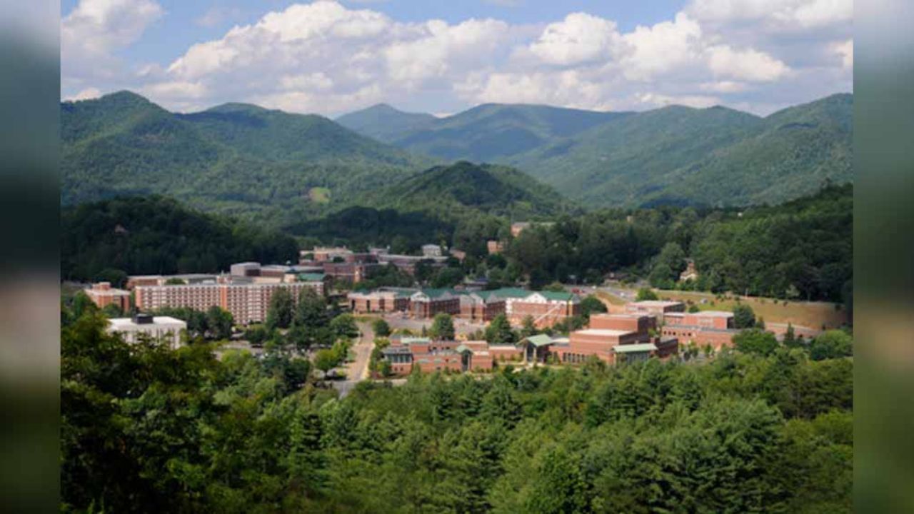 Incidente de “materiales peligrosos” en campus: Estudiantes sufren mareos