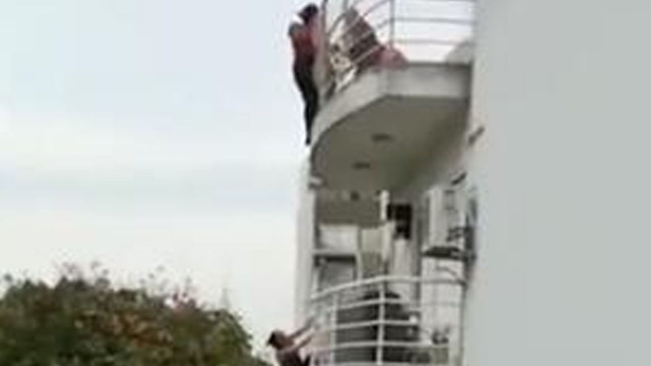 VIDEO: El heroico rescate de una mujer que intenta lanzarse desde un balcón