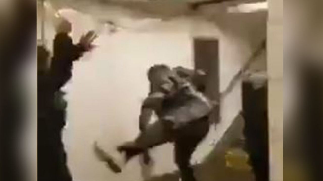 VIDEO: Usuarios del Metro dan golpiza a mujer china ‘por tener coronavirus’