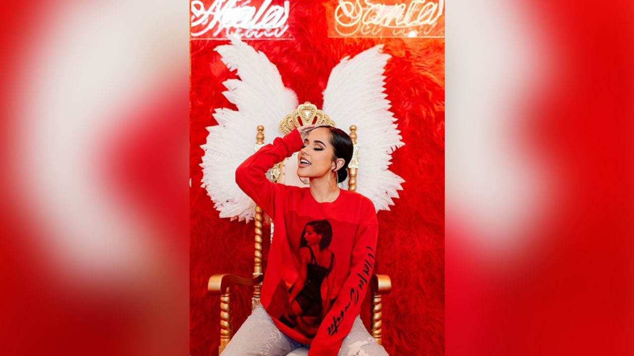 Becky G ‘revienta’ las redes al posar con sexys prendas de su imagen impresa